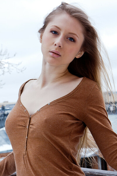 Model Daisy Gold in Aknalau