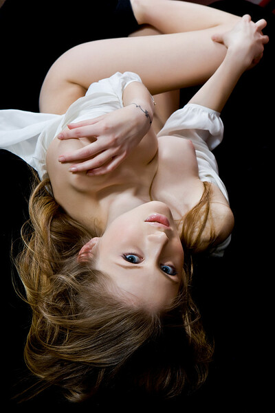 Model Daisy Gold in Mustjapuna